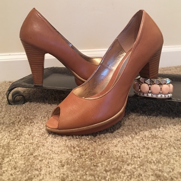 Barely worn SOFFT Ramona-II leather peep toe pumps