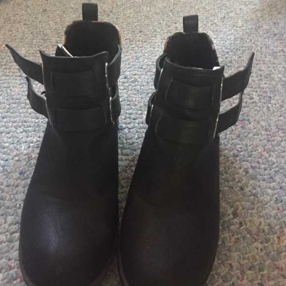 Size 7 Kendall & Kylie cut out/leopard print boots