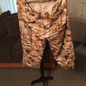 Camouflage Capri in EUC