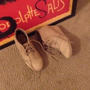 Tan desert boots 🌵