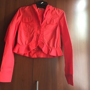 A bright coral blazer for a classy event 💁🏽