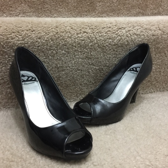 Black patent leather peep toe heels 👠