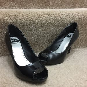 Black patent leather peep toe heels 👠