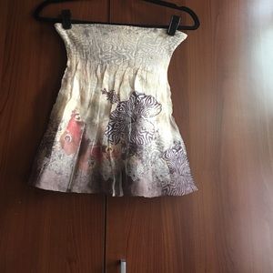 A cute strapless top with pretty designs 🌸