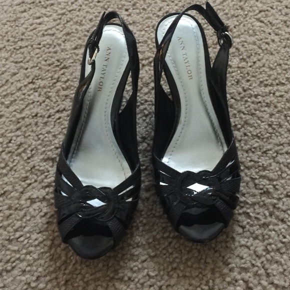 Ann Taylor black wedges