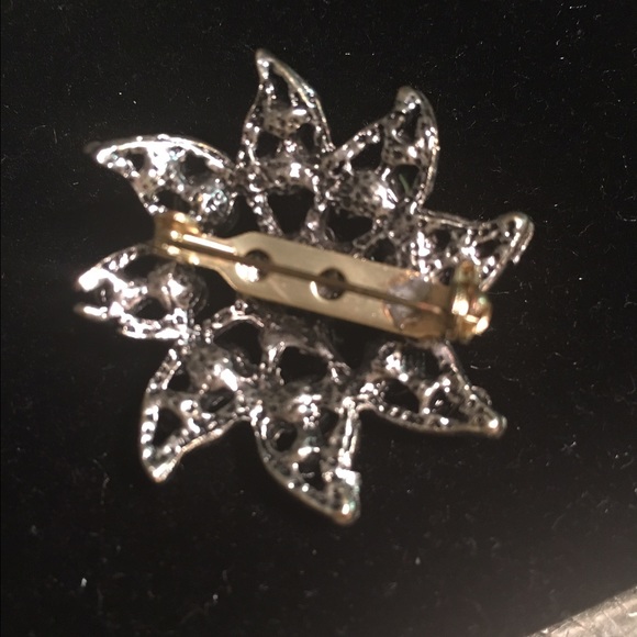 Delicate Brooche - Picture 2 of 2