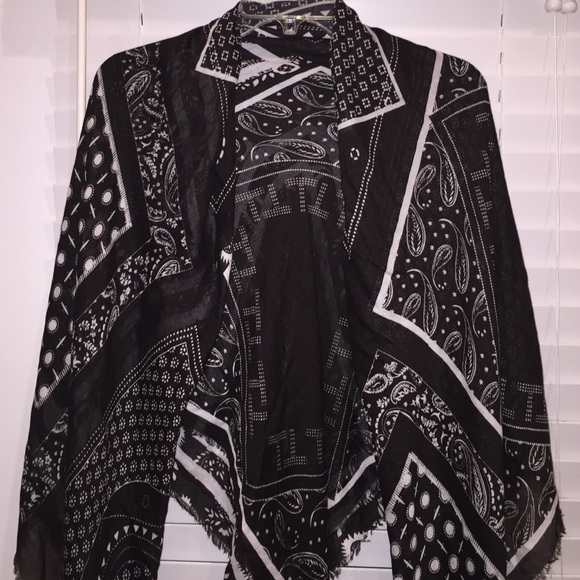 Urban Outfitters Accessories - HP3/21/17🎉Urban Outfitters Black and White Scarf