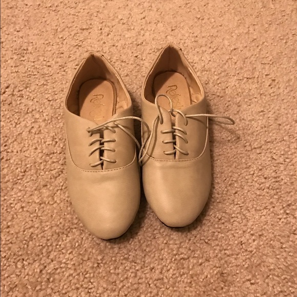 Nude lace shoes