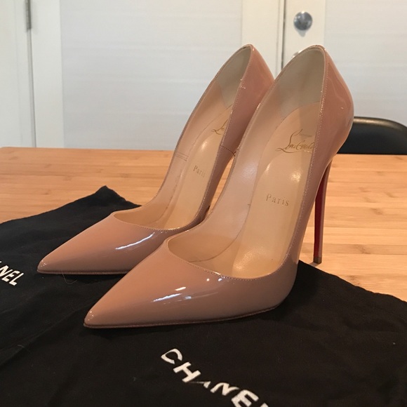 Christian Louboutin pump.Nude patent leather. 38.5