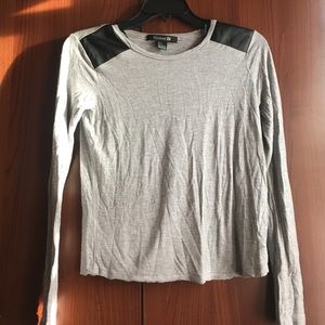 A long sleeve gray totally cute simple shirt ⚫️