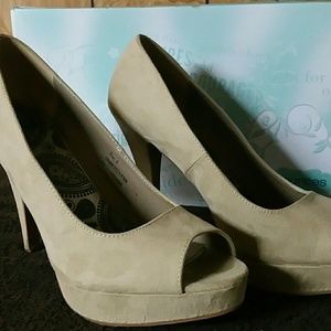 Peeptoe Pump