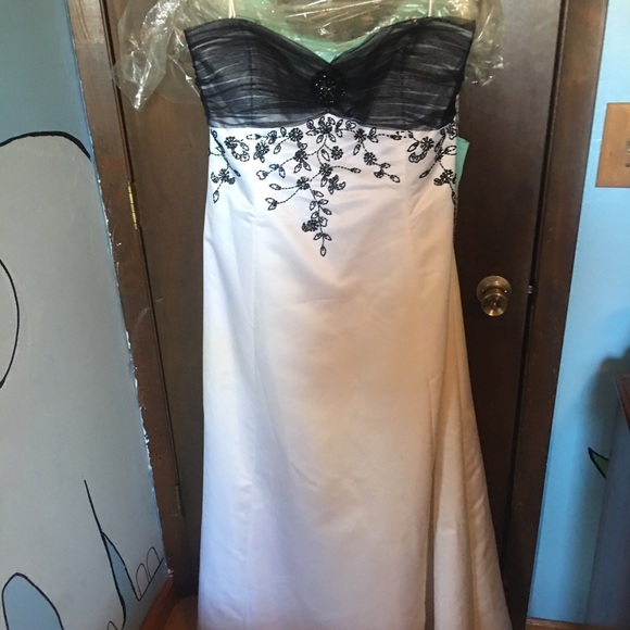 Long black and white dress