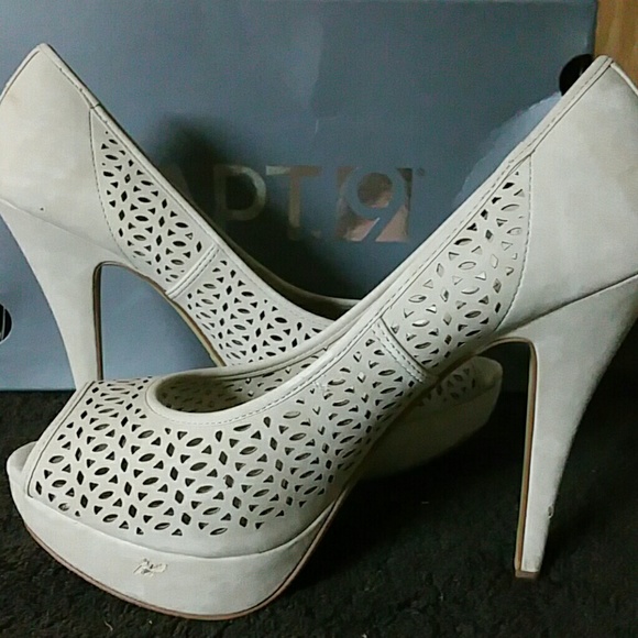 Peep toe pump