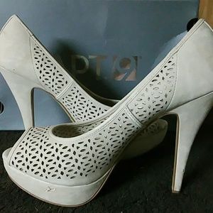 Peep toe pump