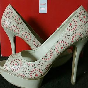 Peep toe pump