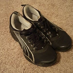 Size 10 Puma tennis shoes