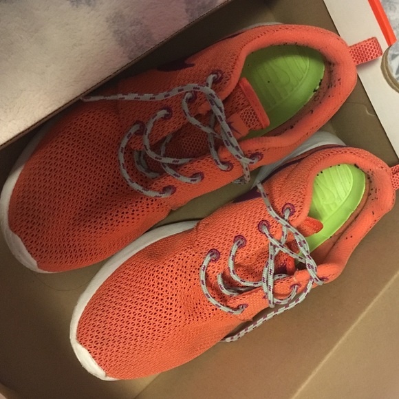 Woman's Nike rosherun size 7.5