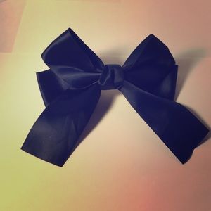 Small hair bow in dark blue handmade