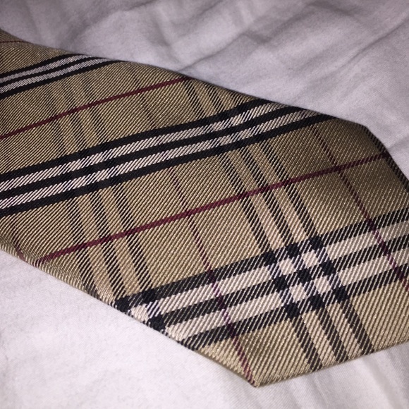 BURBERRY tie 100% silk signature plaid