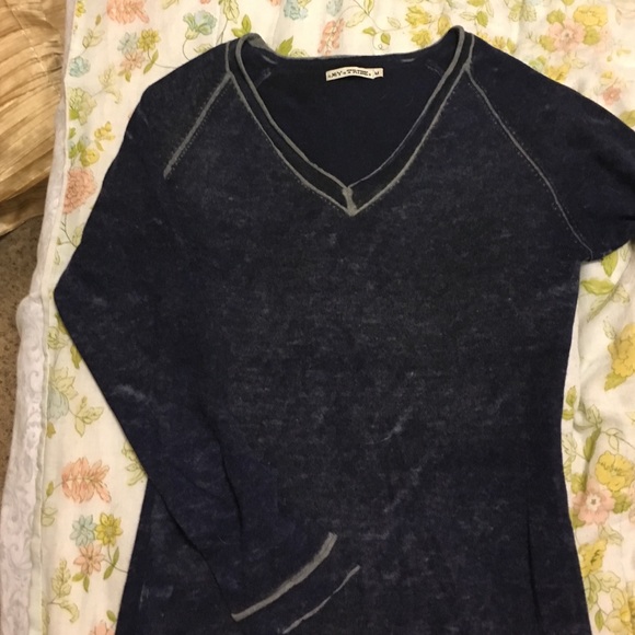 Navy 100% cashmere v-neck