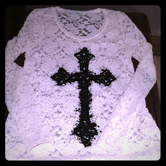 BEAUTIFUL LONG SLEEVED WHITE LACE TOP