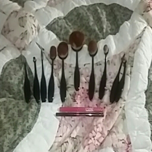 Oval Makeup brushes