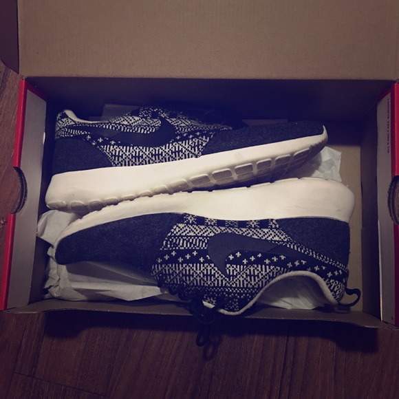 LIMITED CHRISTMAS EDITION NIKE ROSHE RUN SNKER