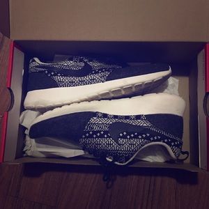 LIMITED CHRISTMAS EDITION NIKE ROSHE RUN SNKER