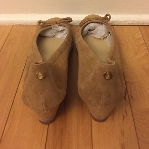 ⛔️SOLD⛔️NEW Hush Puppies Wedges Tan Size 7 - Picture 3 of 4