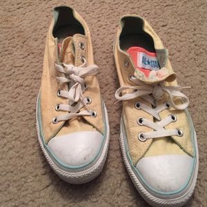 Light yellow double tongue converse chuck Taylors
