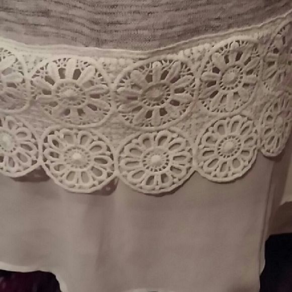 W5 rayon and polyester and lace top - Picture 3 of 4