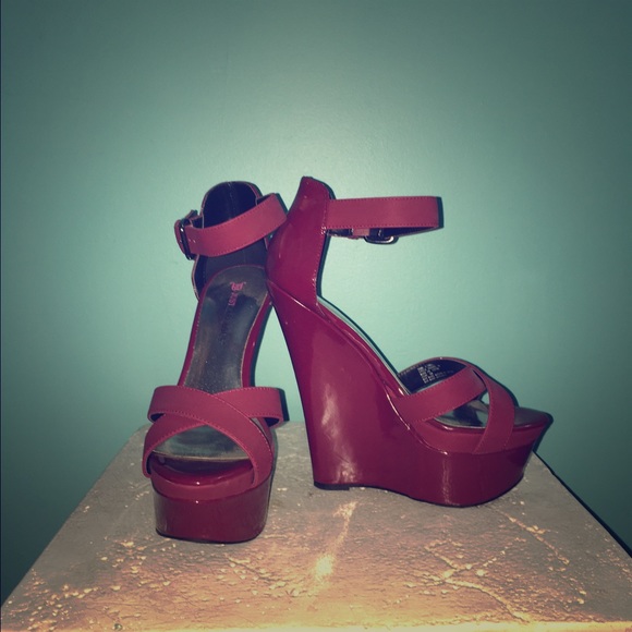 Red wedge sandal