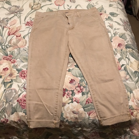 American eagle khaki capris