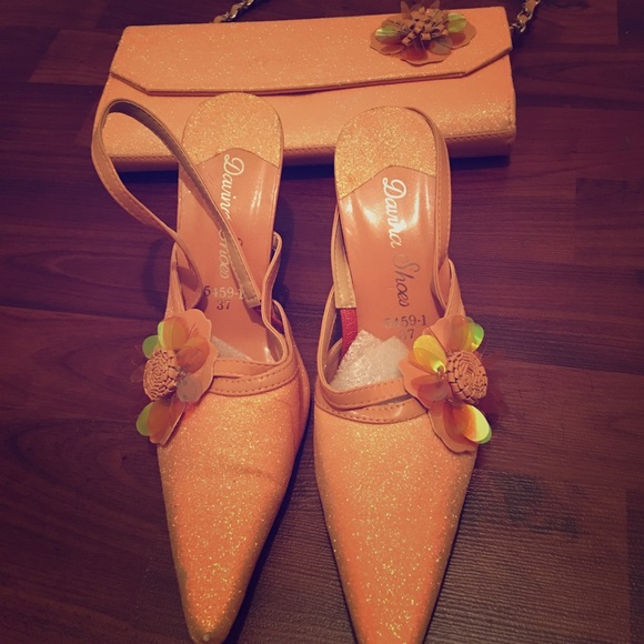 Yellow shoes w/ matching clutch (hand bag)