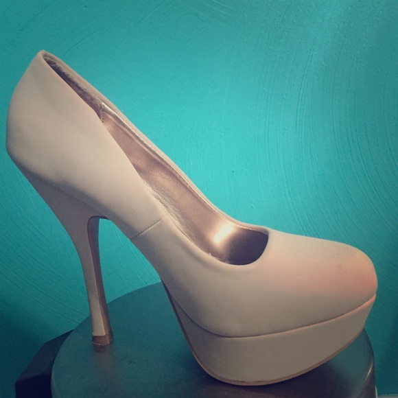Size L 8/9 nude heels