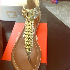 NWT Guess Dyannnia t-strap sandals