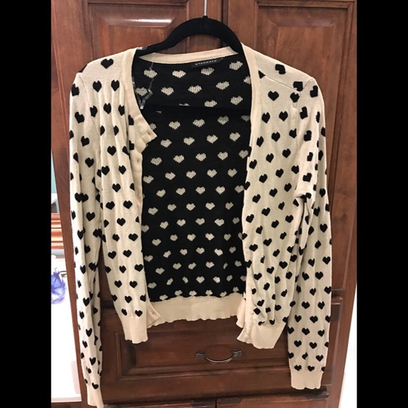 Heart sweater cream/black NWOT🖤🖤🖤