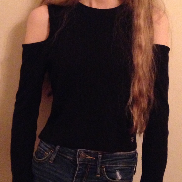 Kendall & Kylie Sweaters - NWOT Kendall & Kylie Cold Shoulder Crop Sweater