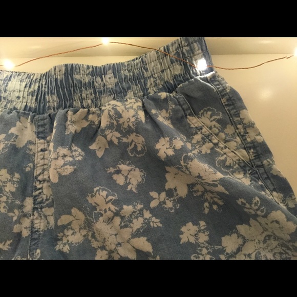 Floral print shorts - Picture 2 of 3