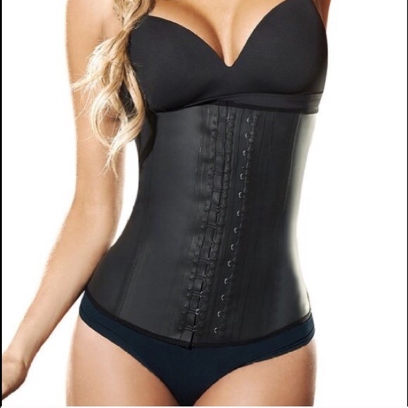 SOLD @carlyhunter Ann Chery Waist Chincher