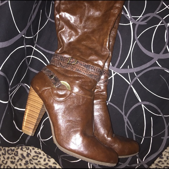Bass 17" Tall 4" Heeled Dark Brown Boots 9