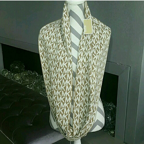 🚨LAST 1🚨MICHAEL KORS Infinity scarf - Picture 2 of 4