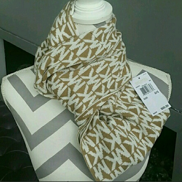 🚨LAST 1🚨MICHAEL KORS Infinity scarf - Picture 3 of 4