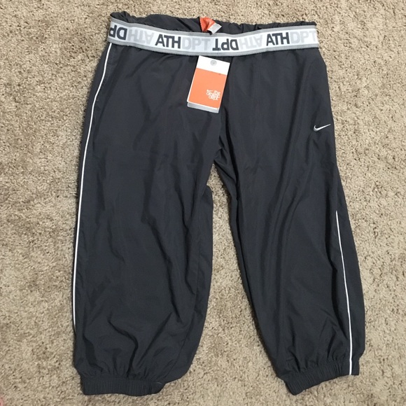 Nike women's Capri work out pant, running yoga new