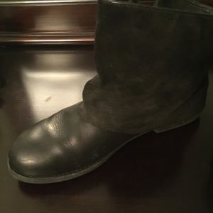 EMU suede and leather ankle bolts