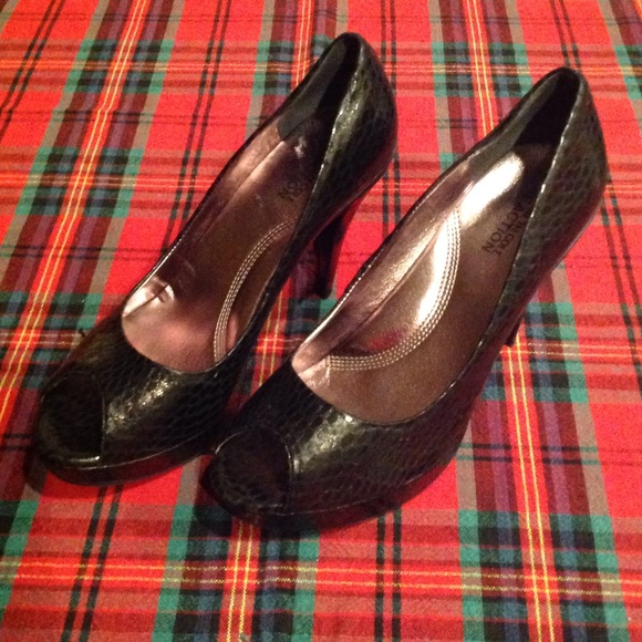 Black Kenneth Cole Reaction platform Heels