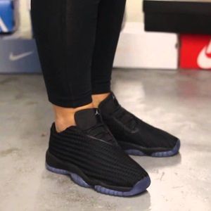 jordan future triple black gs