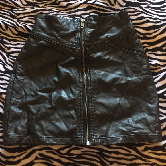 High waisted leather mini skirt with pockets!