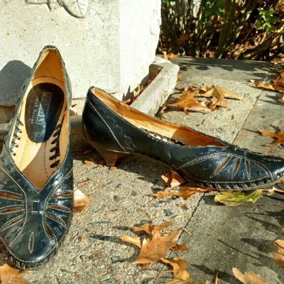 Black Leather Pikolinos
