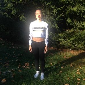 Graphic longsleeved cropped tee